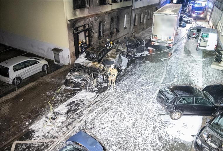 Feuerwehleute sind nach der Chaosfahrt eines Lastwagenfahrers im Einsatz. Ein betrunkener Lastwagenfahrer hatte am Abend des 08.02.2022 nach einem Unfall an einer Kreuzung mit seinem tonnenschweren Gefährt eine Schneise der Verwüstung hinterlassen, Autos gerammt, diese gegen eine Hauswand gedrückt, mehrere Brände und Schäden an einigen Häusern verursacht.