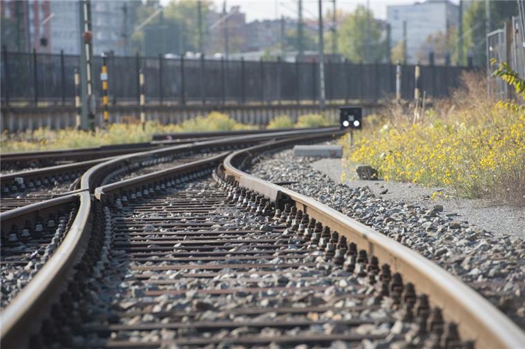 Betrunkener schläft mit Kopf auf Bahngleis Ein betrunkener Mann hat sich im Bahnhof Göttingen in das Gleisbett zum Schlafen gelegt.