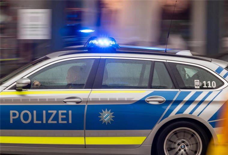 Ein Polizeiwagen fährt mit Blaulicht durch die Innenstadt.