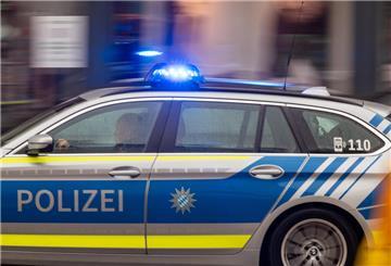 Ein Polizeiwagen fährt mit Blaulicht durch die Innenstadt.