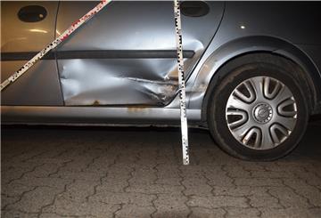 Ein Betrunkener ohne Führerschein hat am Dienstag einen Unfall verursacht und ist anschließend geflüchtet. Der Schaden am Wagen liegt im vierstelligen Bereich. 