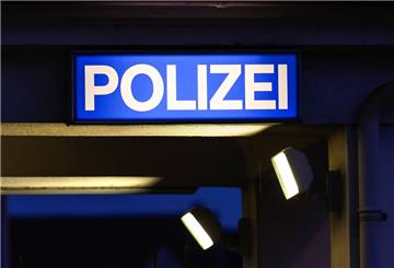 Ein betrunkener Teenager hat sich mit Polizisten angelegt.