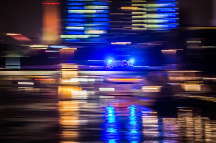 Ein betrunkener Traktorfahrer hat sich in der Nacht zu Sonntag in Fedderwardersiel an einer Gruppe Feiernder gerächt, weil sie ihn zuvor von der Feier ausgeschlossen hatten. 