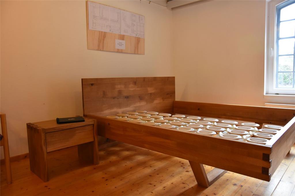 Ein Bett mit Nachttisch aus Eichenholz. Selten gibt es so etwas in der Ausstellu...