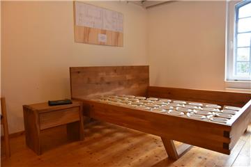 Ein Bett mit Nachttisch aus Eichenholz. Selten gibt es so etwas in der Ausstellu...