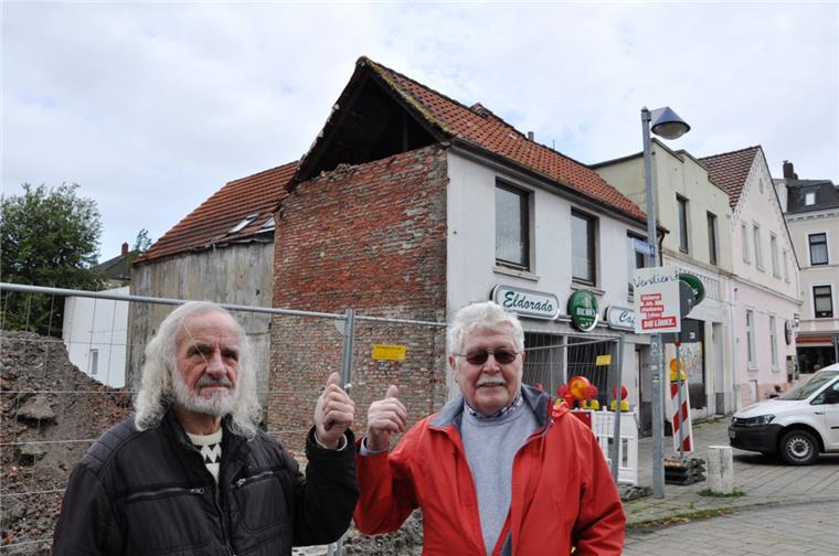Ärger in Nordenham: In der Kultkneipe Eldorado klafft ein riesiges Loch Ein Bewohner und Bautechniker Rolf Mohrfeld (rechts) vor der Kneipe Eldorado in Nordenham. Im Giebel klafft ein großes Locxh.