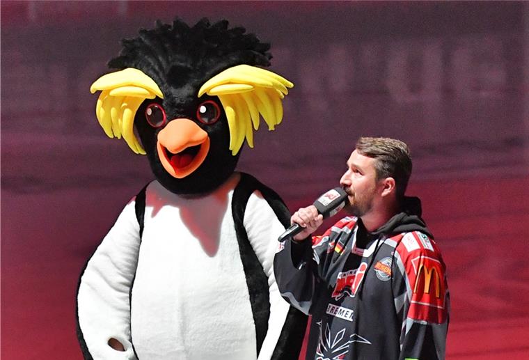 Ein Bild aus alten Tagen: Pinguins-Maskottchen Kralli, hier zusammen mit Stadionsprecher Felix Behnert, darf derzeit aufgrund der Corona-Bestimmungen nicht in die Eisarena.