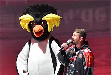 Ein Bild aus alten Tagen: Pinguins-Maskottchen Kralli, hier zusammen mit Stadionsprecher Felix Behnert, darf derzeit aufgrund der Corona-Bestimmungen nicht in die Eisarena.