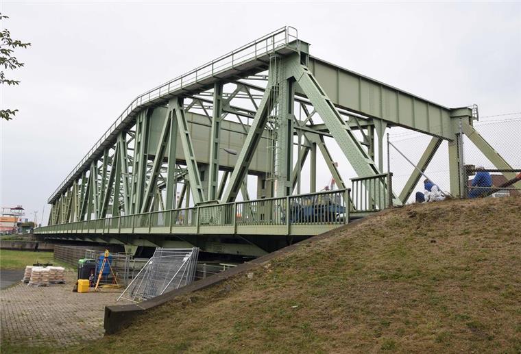 Grüne Stahlbrücke