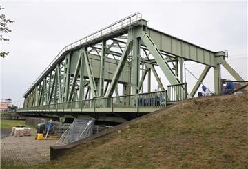 Grüne Stahlbrücke