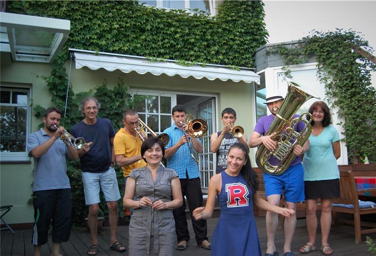Beliebte Musiker stecken in der Ukraine fest Ein Bild aus besseren Tagen: Die Musiker der Lemberger Gold Brass Band mit Irina Felko (vorne links) sowie ihren Gastgebern Stefan (2. von links) und Barbara Tönjes (rechts).