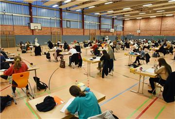 Ein Bild aus dem Vorjahr: Abiprüfung in der Turnhalle.