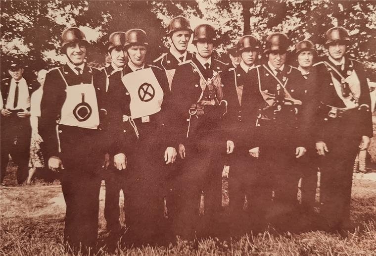 Ein Bild aus den Gründungsjahren der Freiwilligen Feuerwehr Kirchwistedt. Heute blickt die Ortsgruppe auf ihr 100-jähriges Bestehen. Foto: privat