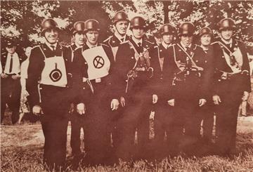 Ein Bild aus den Gründungsjahren der Freiwilligen Feuerwehr Kirchwistedt. Heute blickt die Ortsgruppe auf ihr 100-jähriges Bestehen. Foto: privat