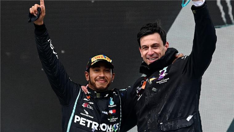 Ein Bild aus erfolgreichen Zeiten: Toto Wolff (r) und Lewis Hamilton.