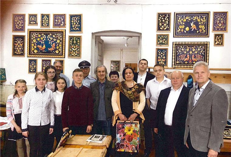 Ein Bild aus friedlichen Tagen: Im Jahr 2018 war eine Delegation aus Oberndorf mit Bürgermeister Detlef Horeis (rechts) an der Spitze in der Ukraine. Dort wurden sie von Owrutschs Bürgermeister Ivan Korut (zweiter von rechts) empfangen, auch um die Kunstwerke zu bestaunen, die von einheimischen Jugendlichen und Künstlern angefertigt worden sind.