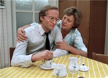Ein Bild aus frühen "Lindenstraßen"-Tagen (Archivbild von 1985): Helga Beimer (Marie-Luise Marjan) mit ihrem ersten Mann Hans (Joachim Hermann Luger). Die Fernsehserie "Lindenstraße" wird nach 34 Jahren beendet. 
