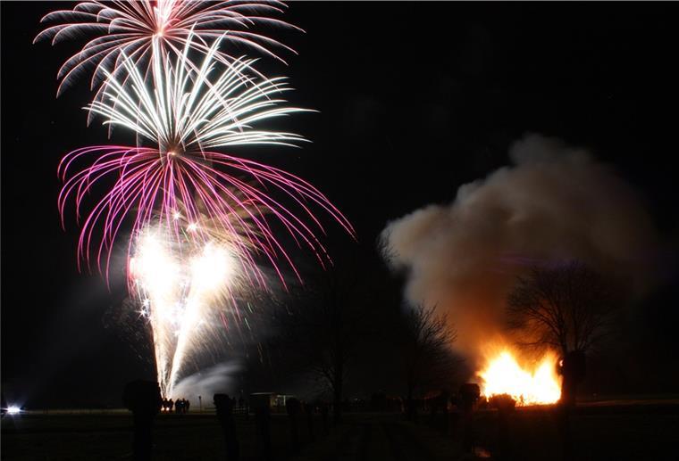 Feuer ohne Fete in Reitland Ein Bild aus früheren Jahren. Das Osterfeuer gibt es in Reitland in diesem Jahr zwar wieder, ein Feuerwerk aber nicht. Foto Freiwillige Feuerwehr Reitland