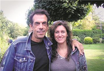 Ein Bild aus glücklicheren Tagen: Anne Schröder-Barnes aus Langen mit ihrem 2013 verstorbenen Gatten. Michael Barnes hatte lange Jahre auf eine Spenderleber gewartet. Vergebens.