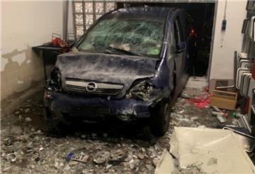 Ein Bild der Verwüstung: Ein Fahrzeug hat die Wand einer Garage der Straßenmeisterei Westerstede durchbrochen.