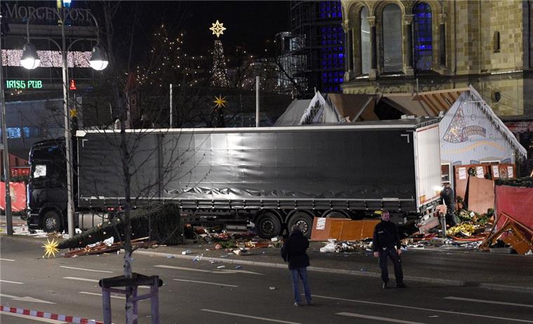 Mindestens neun Tote in Berlin: Was wir bis jetzt wissen Ein Bild der Zerstörung: Feuerwehrleute und Rettungskräfte auf dem Weihnachtsmarkt an der Berliner Gedächtniskirche. Hier war kurz zuvor ein Sattelschlepper in die Menschenmenge hinein gefahren. Mindestens neun Menschen starben.