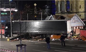 Ein Bild der Zerstörung: Feuerwehrleute und Rettungskräfte auf dem Weihnachtsmarkt an der Berliner Gedächtniskirche. Hier war kurz zuvor ein Sattelschlepper in die Menschenmenge hinein gefahren. Mindestens neun Menschen starben.
