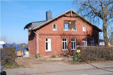 Ein Bild des Jammers:  Die alte Hofstelle in Schiffdorf, die 1899 erbaut worden ist. wurde dem Erdboden gleichgemacht. Auch die Rotbuche neben dem Haus soll noch fallen. 