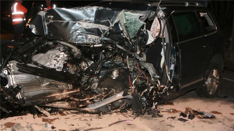 Ein Bild des Schreckens bot sich den Hilfskräften an der Unfallstelle. Der Autofahrer aus dem Landkreis Stade war frontal gegen die Betonwand der Eisenbahnbrücke geprallt. 