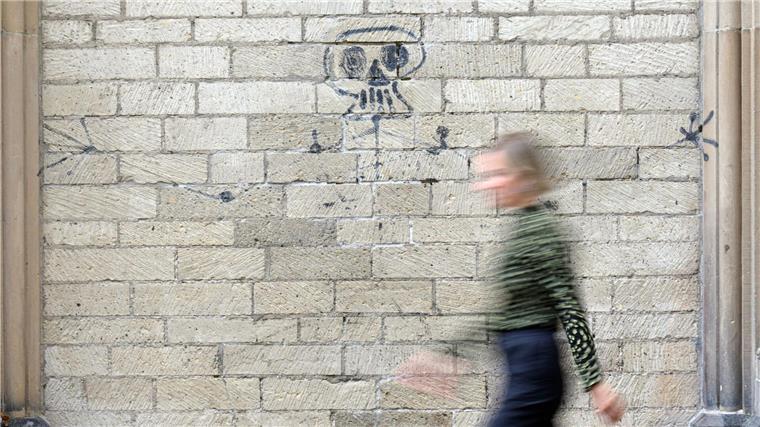 Ein Bild des Schweizer Künstlers Harald Naegeli ist von Reinigungskräften schwer beschädigt worden.