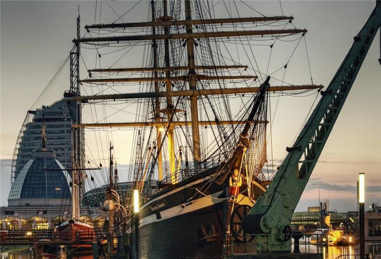 DAS Wahrzeichen von Bremerhaven - ihr habt abgestimmt Der Museumshafen in Bremerhaven mit der "Seute Deern" und im Hintergrund die Havenwelten.