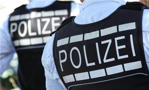 Ein bislang unbekannter Mann hat in Bremen eine 15-Jährige gewürgt. Er floh, als eine Zeugin dem Mädchen zu Hilfe kam. 