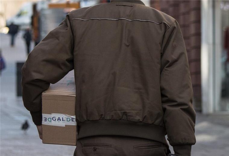 Cuxhaven: Falscher Paketbote will 80-Jährige berauben Ein Mann liefert Pakete aus