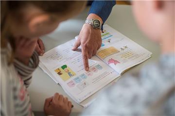 Ein bisschen Schulfranzösisch kann nicht schaden: In Wurster Nordseeküste lernen jetzt gestandene Wurster die Fremdsprache – ihrer französischen Partnergemeinde Ploeren zuliebe. 