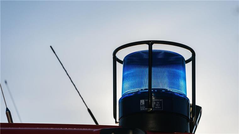 Feuer in alter Wäscherei in Braunlage Ein Blaulicht auf dem Dach eines Einsatzfahrzeugs der Feuerwehr.