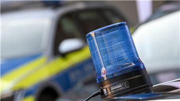 Ein Blaulicht ist auf dem Dach eines Einsatzfahrzeuges der Polizei zu sehen.