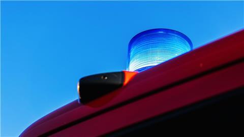 Ein Blaulicht ist auf einem Feuerwehr-Einsatzfahrzeug montiert.