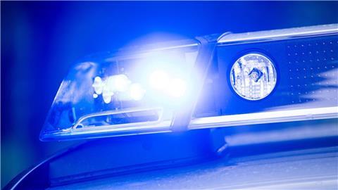 Ein Blaulicht leuchtet an einer Polizeistreife.