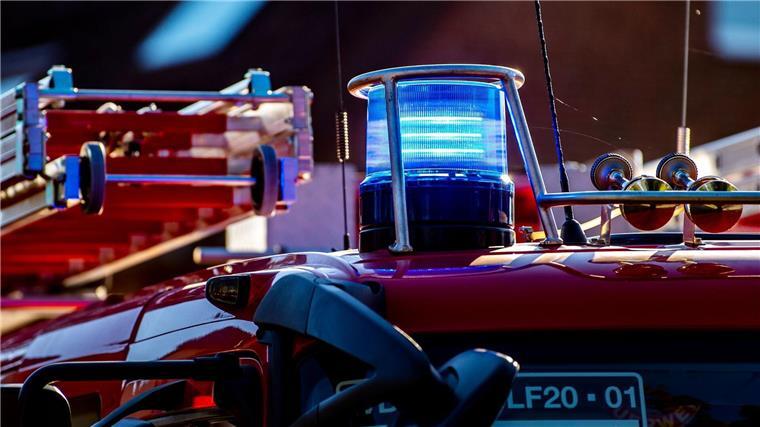 Solaranlage fängt Feuer: Feuerwehrmann verletzt Ein Blaulicht leuchtet auf dem Dach eines Einsatzfahrzeugs der Feuerwehr.