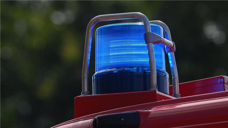 Scheune abgebrannt: Mehrere 100.000 Euro Schaden Ein Blaulicht leuchtet auf dem Dach eines Einsatzfahrzeugs der Feuerwehr.