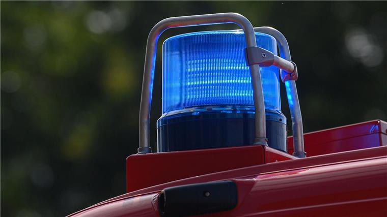22 Verletzte bei Brand: Zwei in Lebensgefahr Ein Blaulicht leuchtet auf dem Dach eines Einsatzfahrzeugs der Feuerwehr.