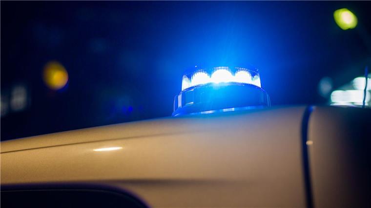 Unfall nach Reifenplatzer sorgt für Sperrung auf A31 Ein Blaulicht leuchtet auf dem Dach eines Polizeifahrzeugs.