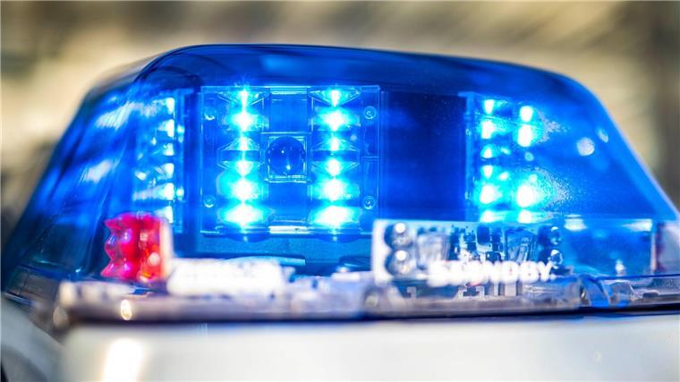Nach Schüssen auf Parteibüro ermittelt Staatsschutz Ein Blaulicht leuchtet auf dem Dach eines Polizeiwagens.