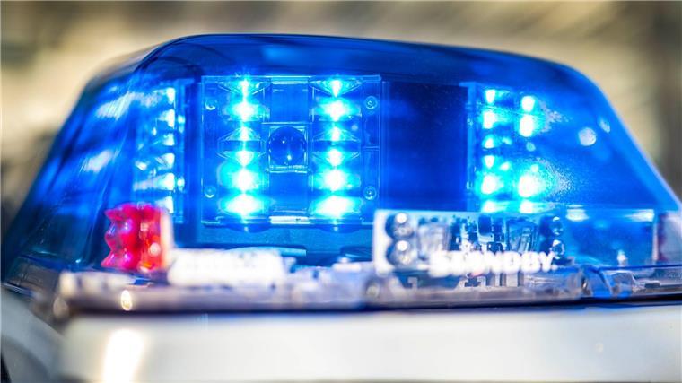 Mann schwer verletzt bei Zusammenstoß von Motorrad mit Reh Ein Blaulicht leuchtet auf dem Dach eines Polizeiwagens.
