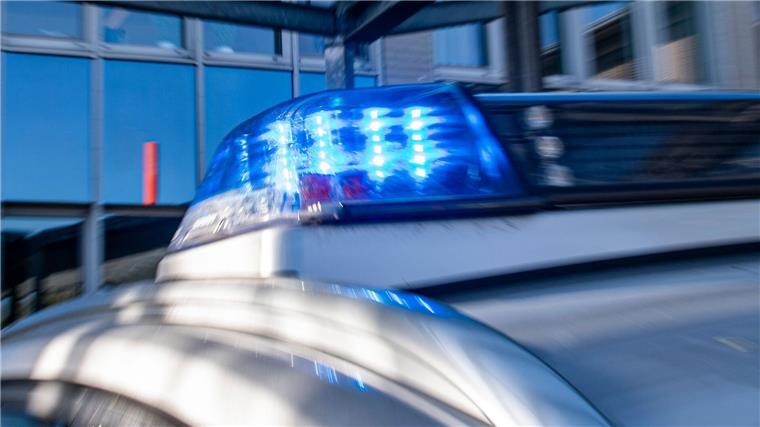 Frontalkollision auf B401: Mann lebensgefährlich verletzt Ein Blaulicht leuchtet auf dem Dach eines Polizeiwagens.