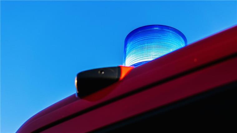 Ein Blaulicht leuchtet auf einem Einsatzfahrzeug der Feuerwehr.