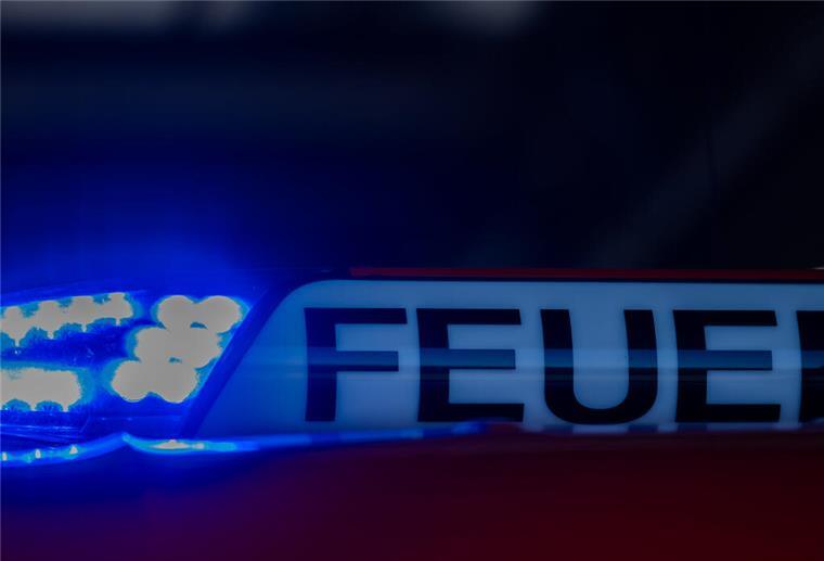 Dachstuhl brennt während des Gewitters ab: 200.000 Euro Schaden Ein Blaulicht leuchtet auf einem Feuerwehrwagen. Die Feuerwehr musste am Sonntagabend während des Gewitters im Landkreis Diepholz zu einem Dachstuhlbrand ausrücken.