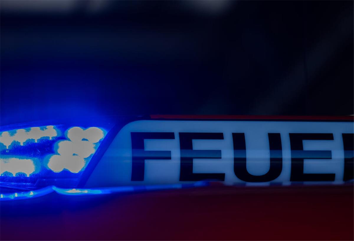 Ein Blaulicht leuchtet auf einem Feuerwehrwagen. Die Feuerwehr musste am Sonntagabend während des Gewitters im Landkreis Diepholz zu einem Dachstuhlbrand ausrücken.