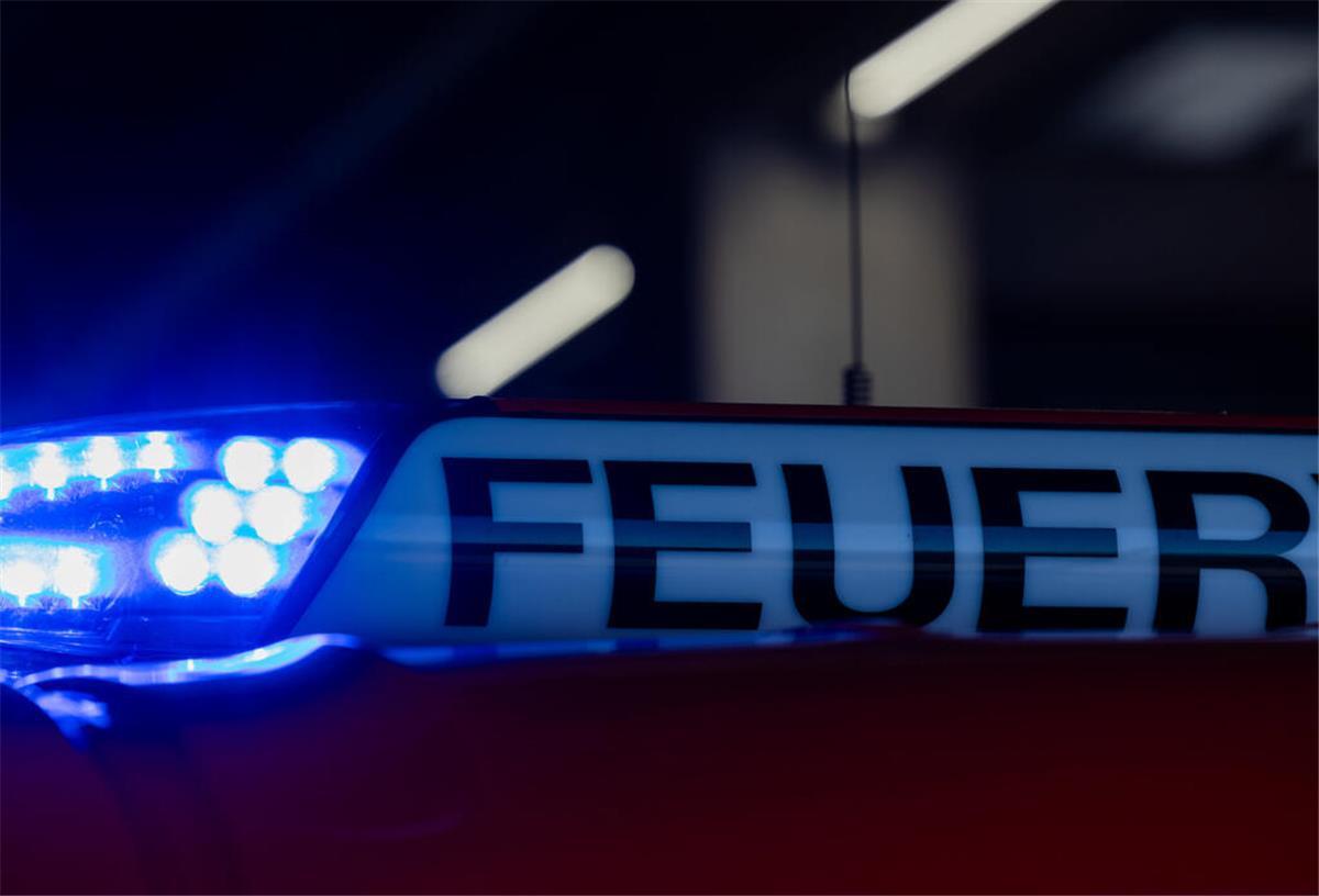 Drei Tote nach Kinderzimmer-Brand in Bremen - Polizei gibt neue Details bekannt Ein Blaulicht leuchtet auf einem Feuerwehrwagen. Für drei Menschen kam die Hilfe der Brandbekämpfer in der Nacht zu Samstag in Bremen-Osterholz leider zu spät. (Symbolbild)