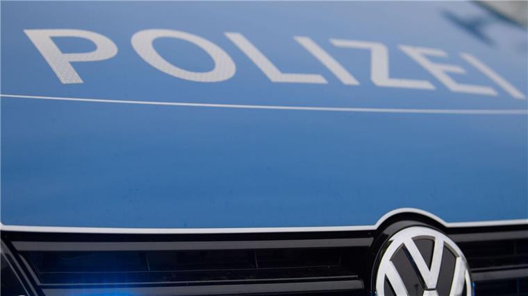 Ein Blaulicht leuchtet im Kühlergrill eines Polizeiautos.