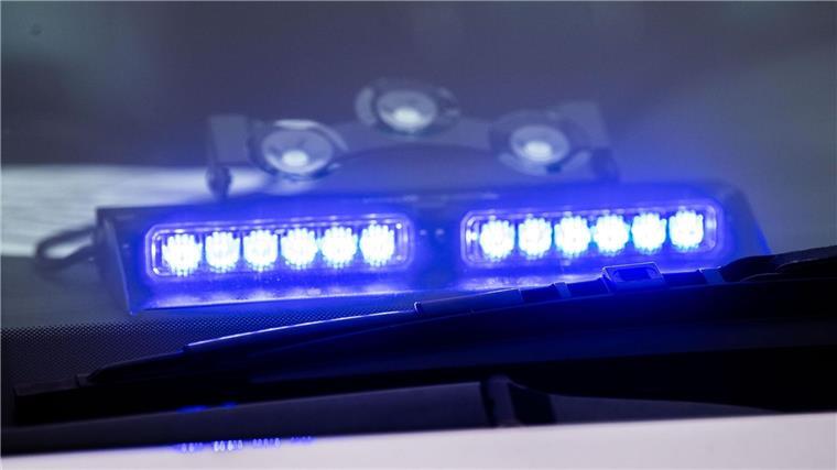 Groß-Razzia gegen Islamisten: Eine Festnahme im Norden Ein Blaulicht leuchtet unter der Frontscheibe eines Einsatzfahrzeugs der Polizei.